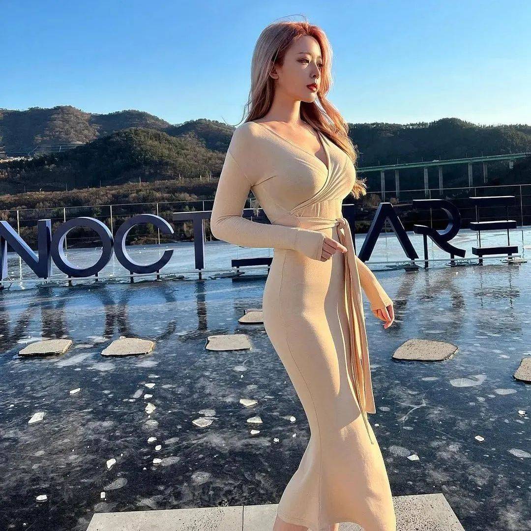 像极了“美人鱼”的尤物女神，身材、颜值真的是美！炸！天！
