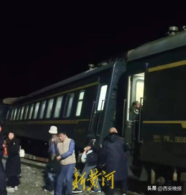突发！一列车行驶中脱轨，当地应急部门已前往处置