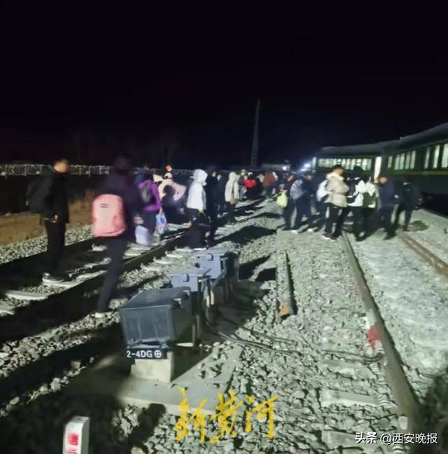 突发！一列车行驶中脱轨，当地应急部门已前往处置