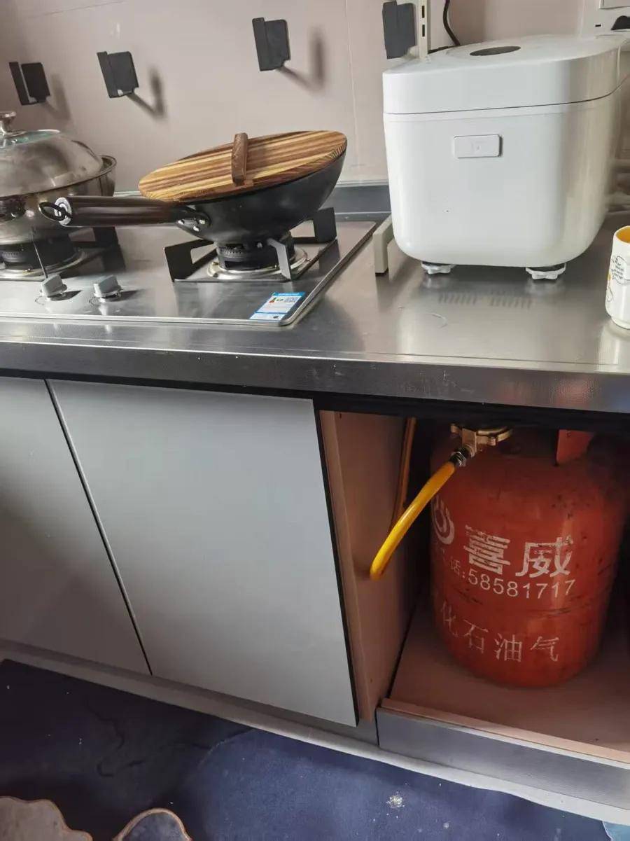 “洗澡靠亲戚，饭也烧不了”！上海一老小区春节遭遇“气荒”，居民愁煞