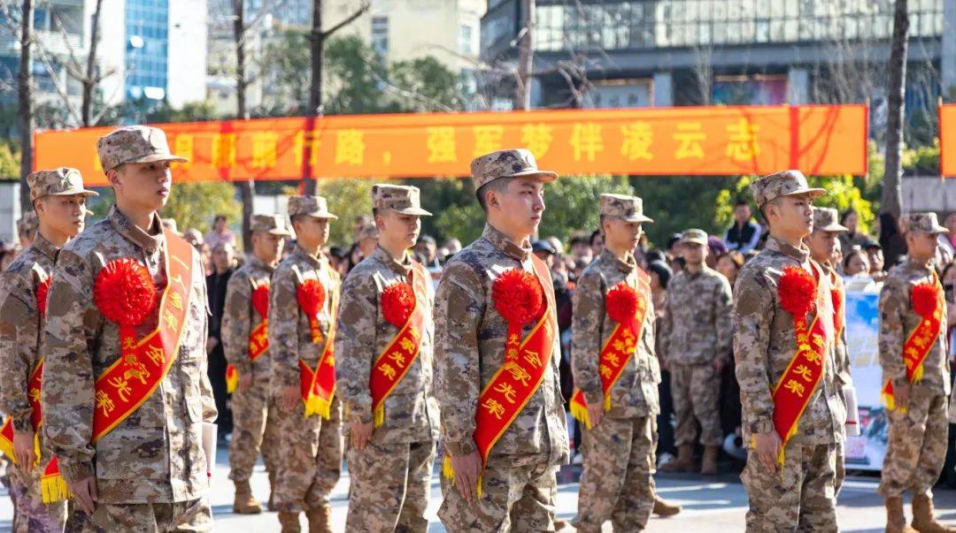 巫溪县举行2025年上半年新兵入伍欢送仪式