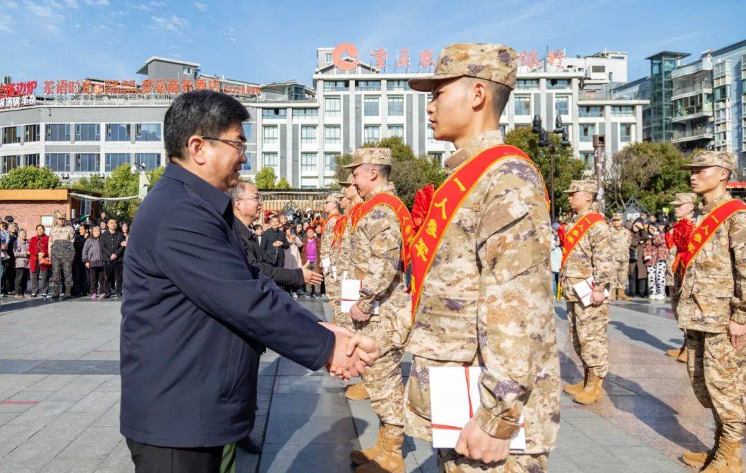 巫溪县举行2025年上半年新兵入伍欢送仪式