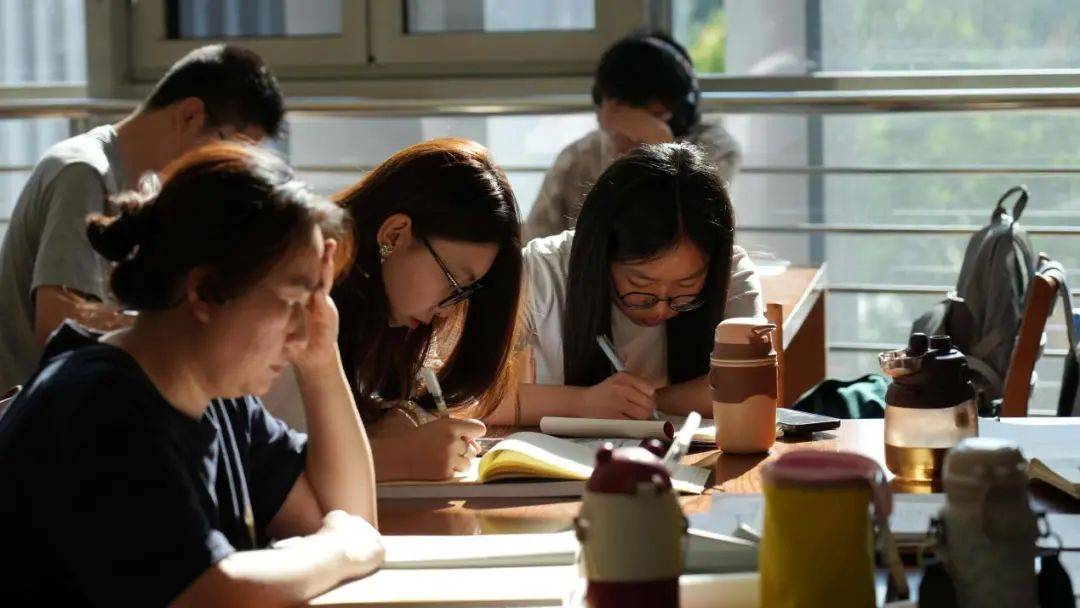 8万人躲进26℃的图书馆过夏天？晋中市图书馆成为年轻人最新社交方式！