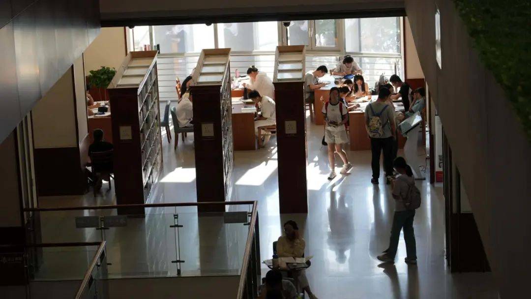 8万人躲进26℃的图书馆过夏天？晋中市图书馆成为年轻人最新社交方式！