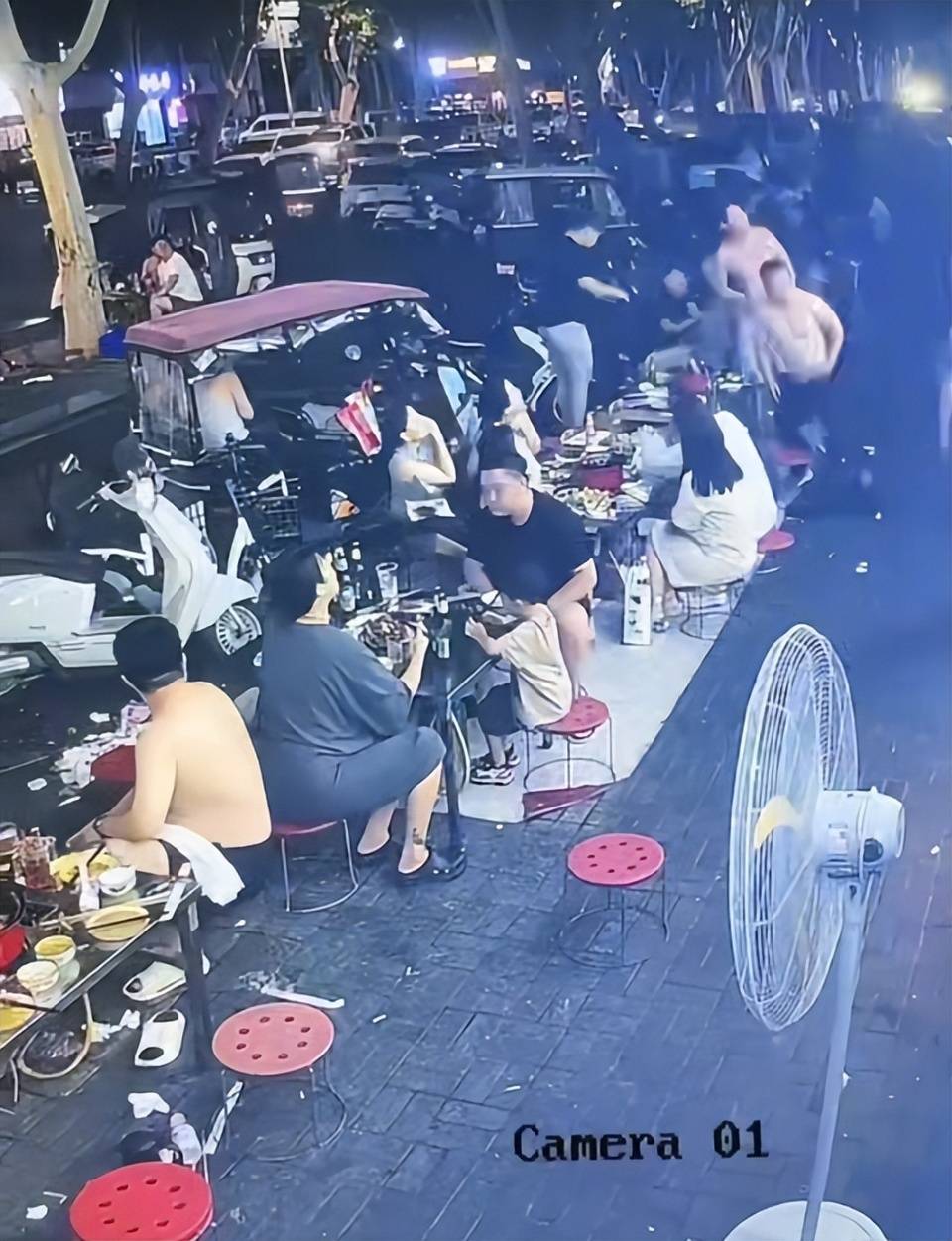 女子街边吃夜市疑被楼上泼辣椒油，受害人否认划拳喧嚣已报警