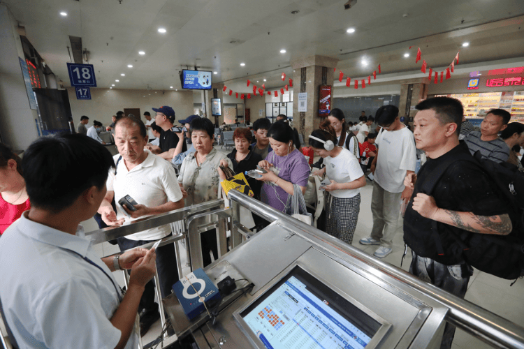 国庆返程高峰特写：全国最大收费站亮起“星河”，“后备箱母爱大赛”又来了