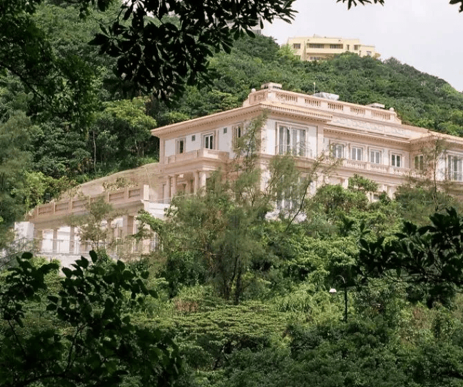 香港顶级豪宅“山顶道1号”发生命案，31岁菲佣在房内自尽；金庸夫妇曾居住11年，市价超5.6亿港元或成香港最贵凶宅