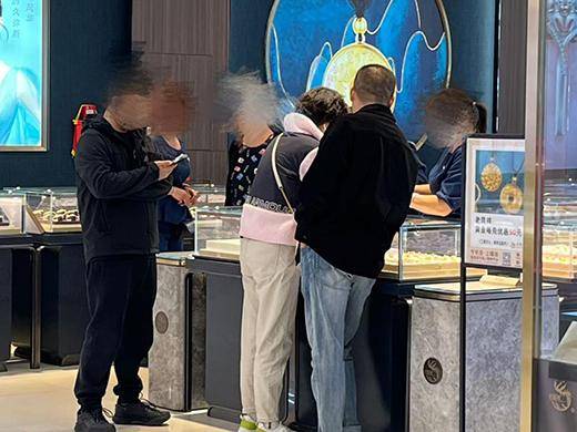 “每个月攒一颗小金饰”,00后“另类”淘金