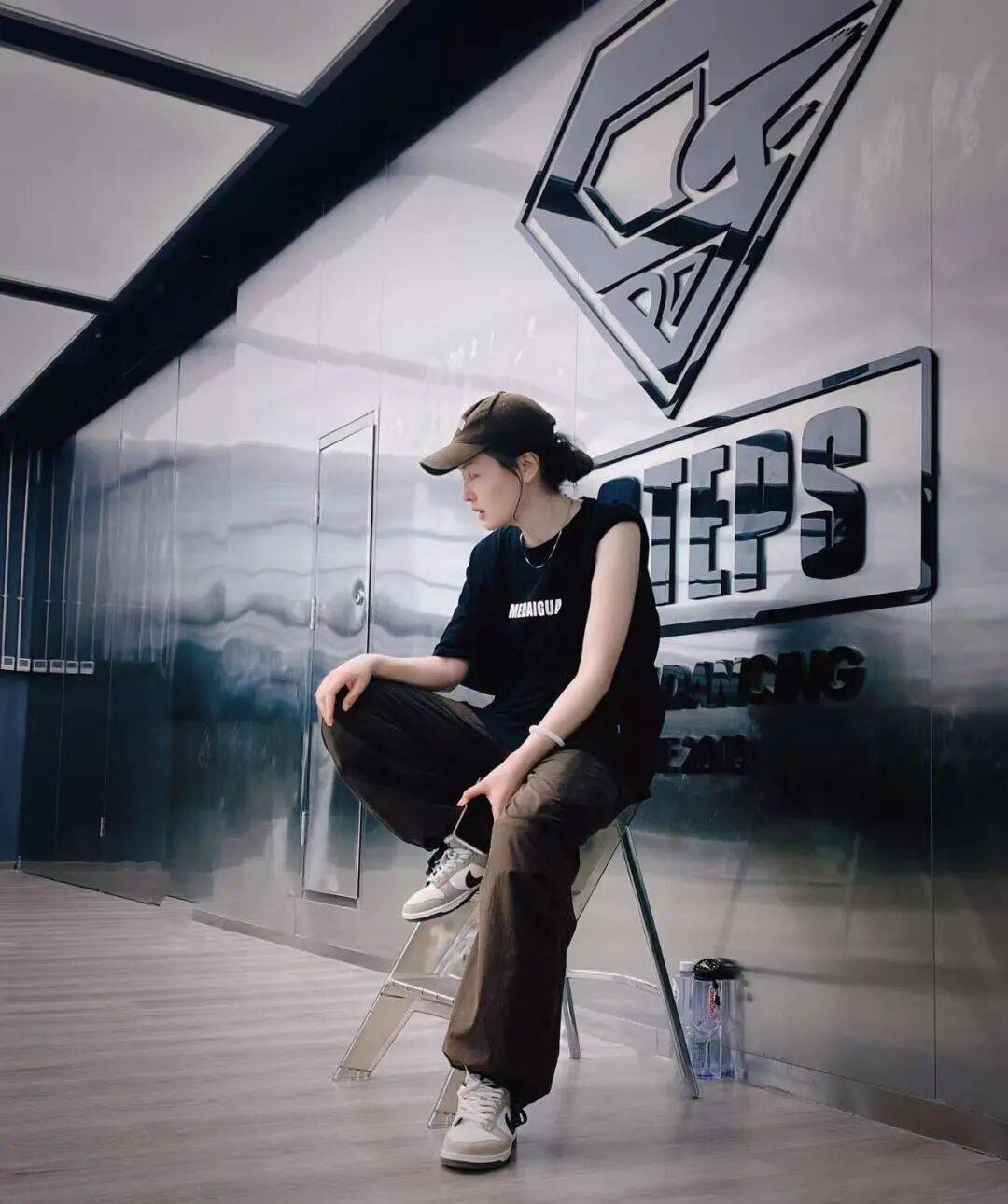 “旋转跳跃,我闭着眼”,下班后选择狂舞的年轻职场人