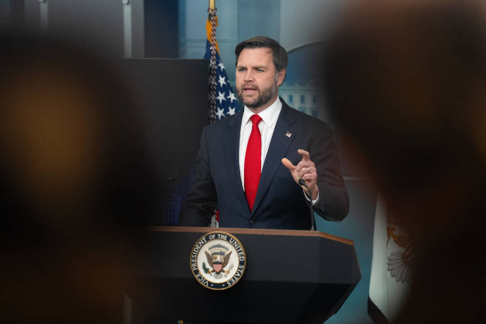 哈马斯“假装寻找遗体”,激怒以色列撕毁停火协议