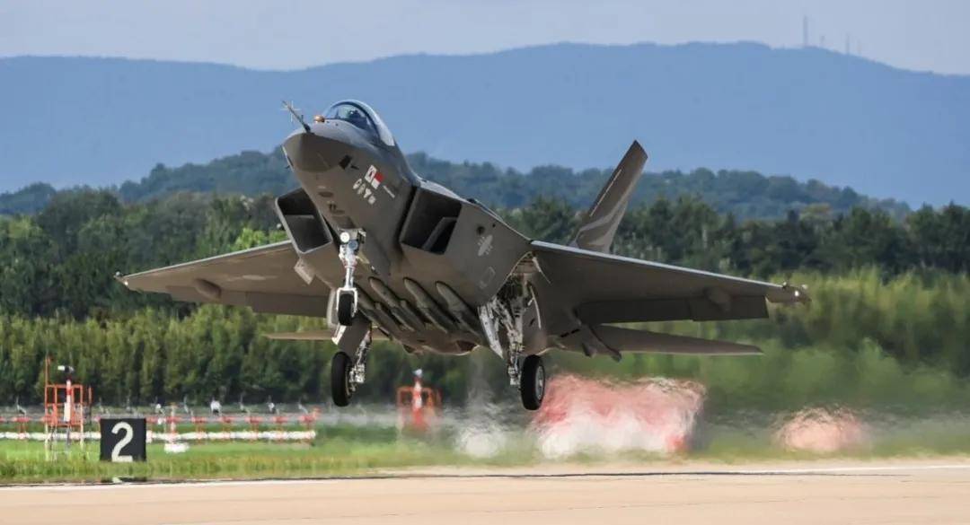 歼-35青春版?076专用舰载机?新机“超级小黄蜂”究竟是干嘛的?